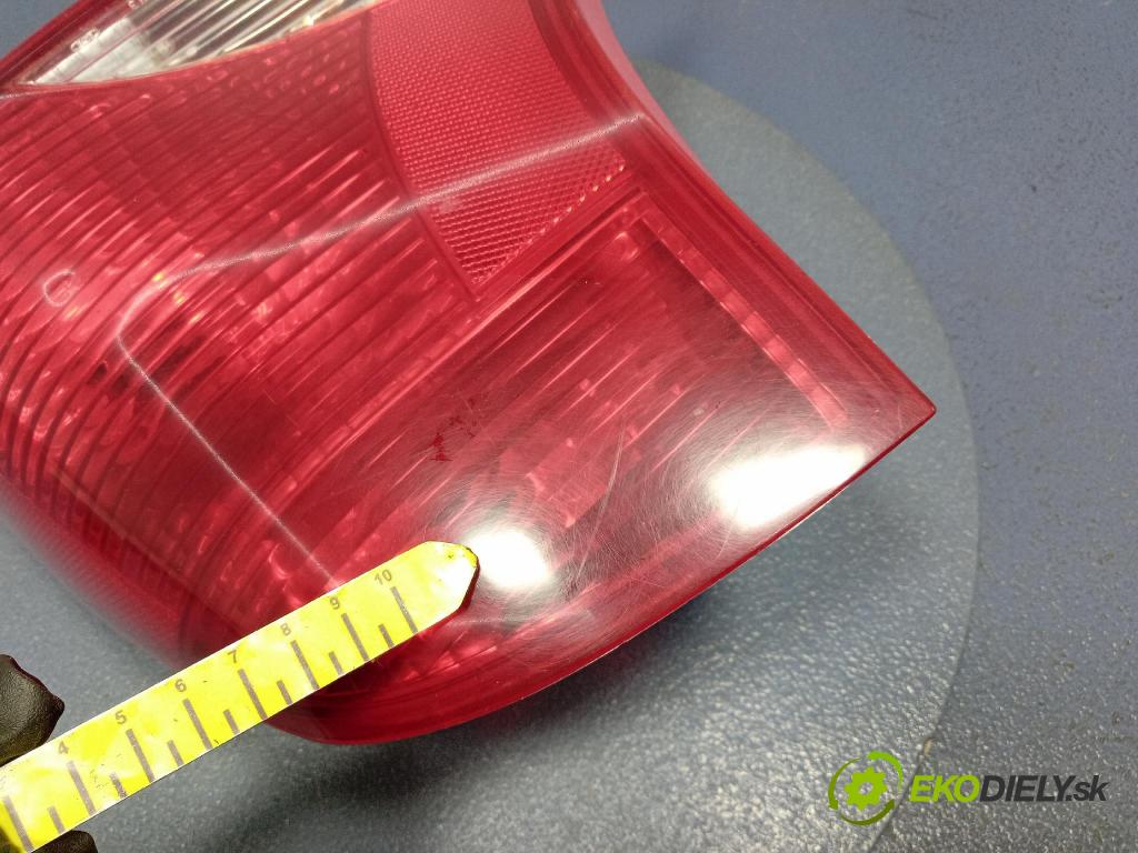 Ford Focus 2000 svetlo / reflektor zad Prava: Vonkajsia: 