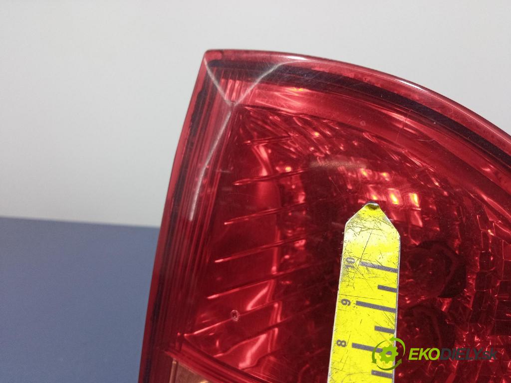 Toyota Corolla 2004 svetlo / reflektor zad Prava: Vonkajsia: 02-93