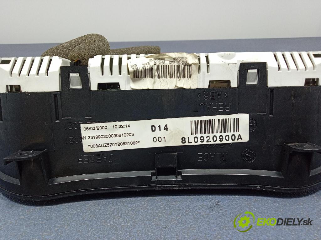 Audi A3 2000 Přístrojová deska 8L0920900A