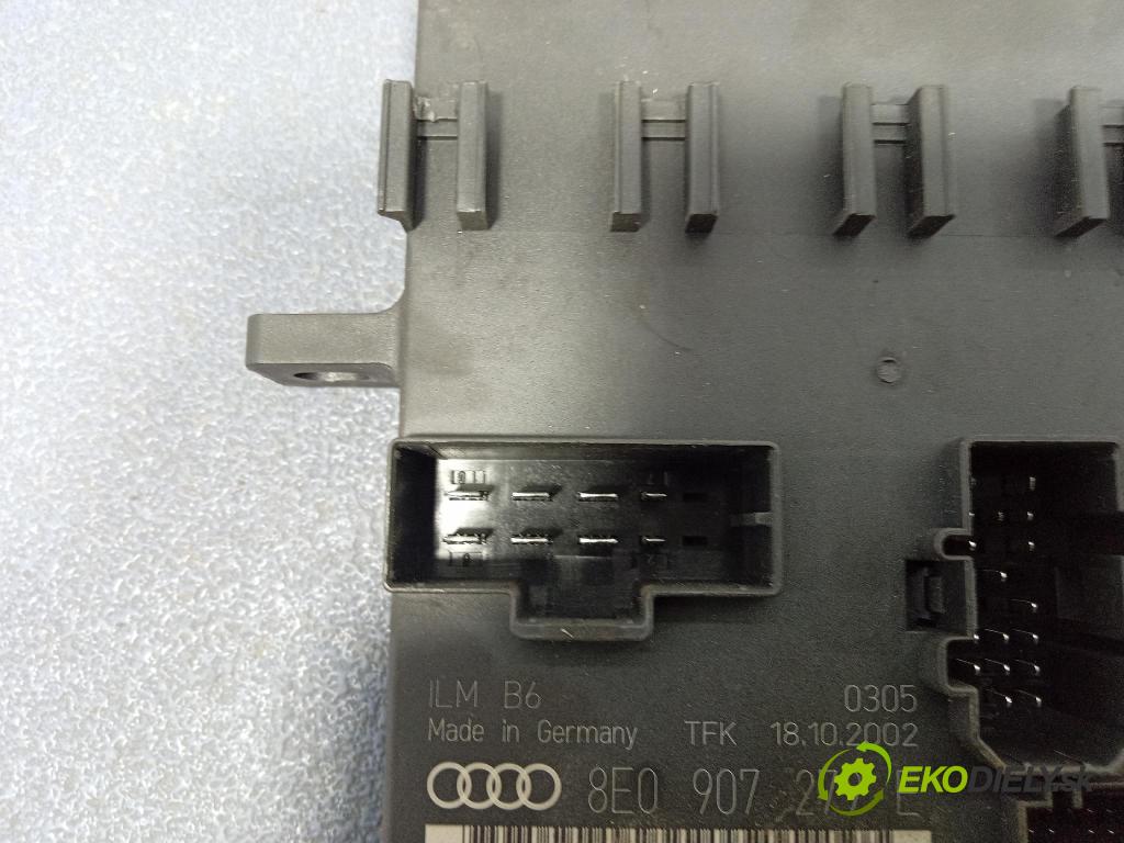 Audi A4 2002 řídící jednotka Světel: 8E0907279E