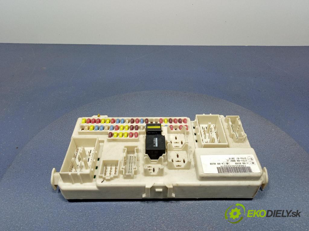 Ford Focus 2005 skrinka Poistky: 4M5T14A073DF