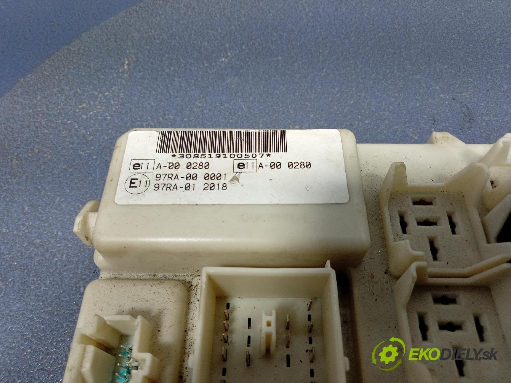 Ford Focus 2005 skrinka Poistky: 4M5T14A073DF