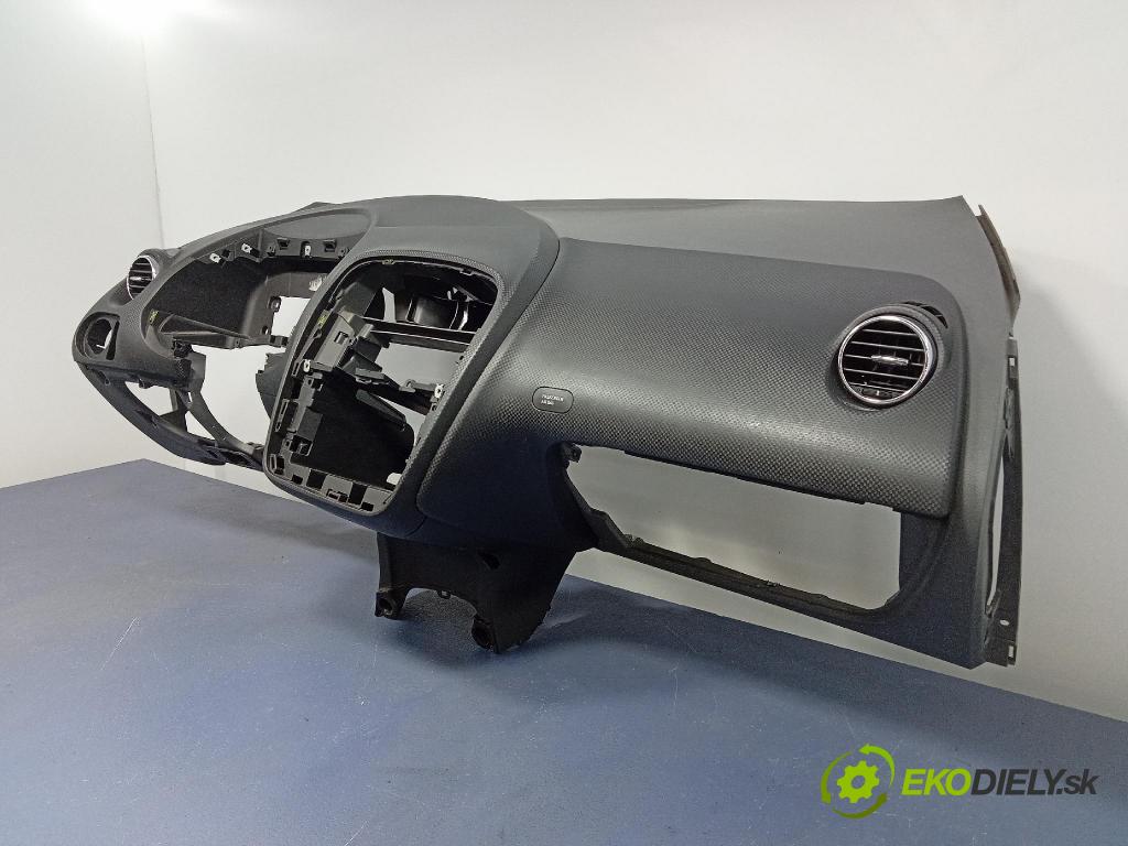 Seat Altea 2005 kokpit,pristrojová doska 5P0880204B