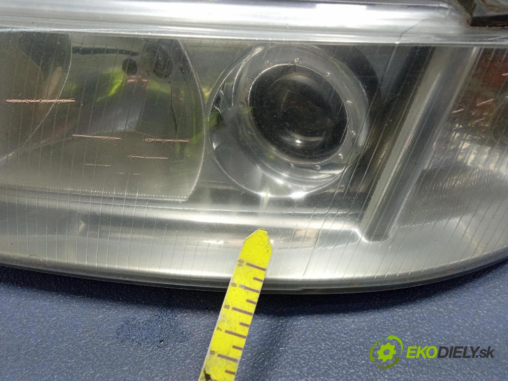 Audi A4 1999 Reflektor: Vľavo: 8D0941003AN