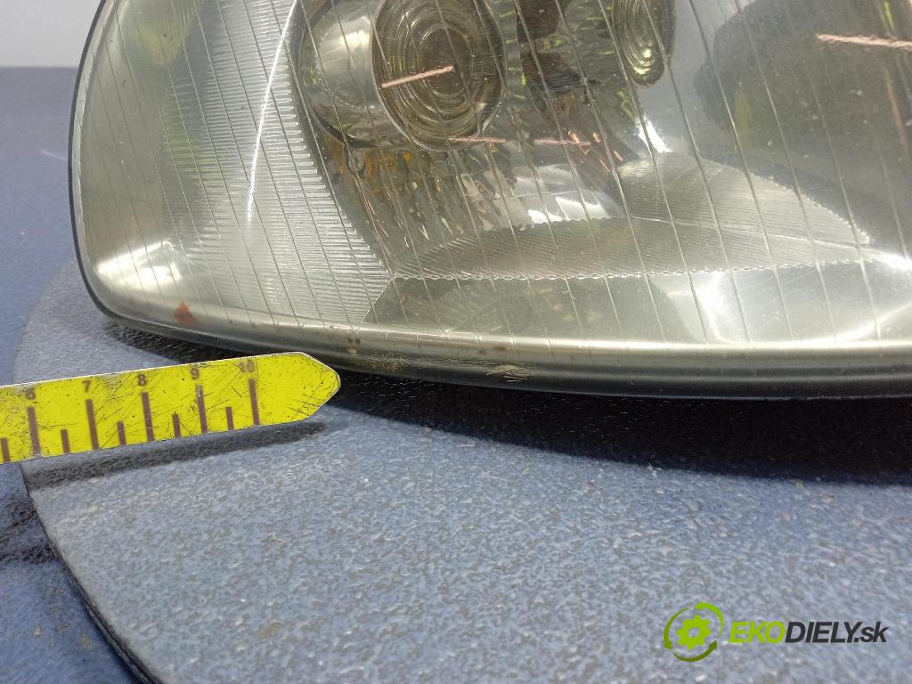 Audi A4 1999 Reflektor: v pravo: 8D0941004AN