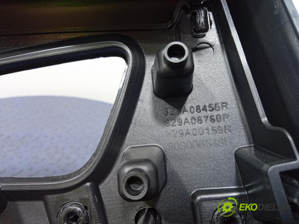 Renault Captur 2023 Čalounictví: dvere zad Prava: 