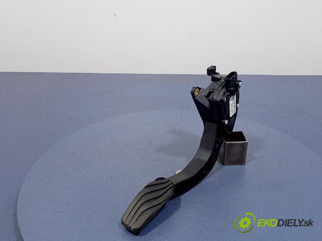 Renault Captur 2023 pedal Plyn: 180100879R