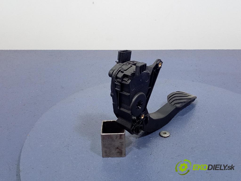 Renault Captur 2023 pedal Plyn: 180100879R