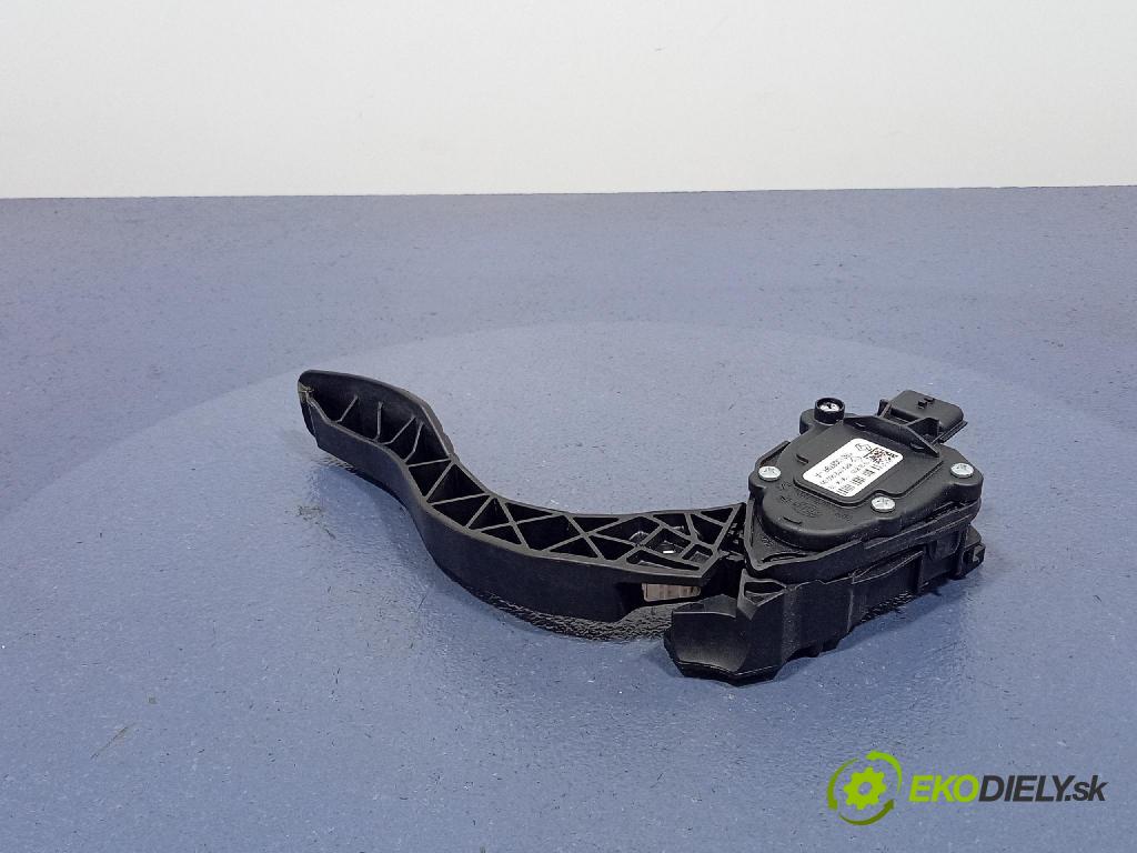 Renault Captur 2023 pedal Plyn: 180100879R