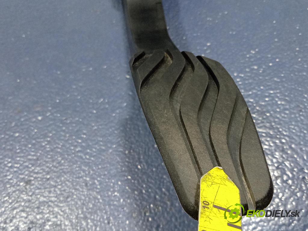 Renault Captur 2023 pedal Plyn: 180100879R