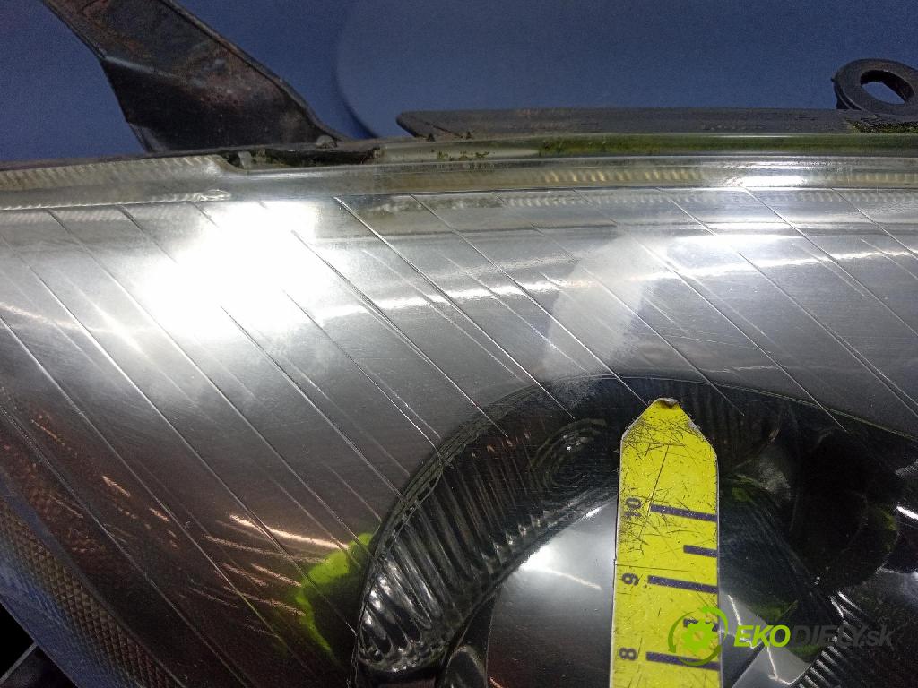 Toyota Avensis 2005 Reflektor: v pravo:
