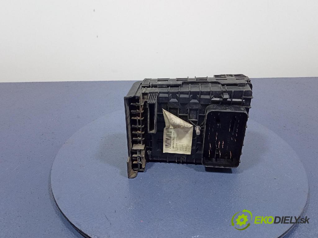 Volkswagen Caddy life 2008 skrinka Poistky: 1K0937800BG