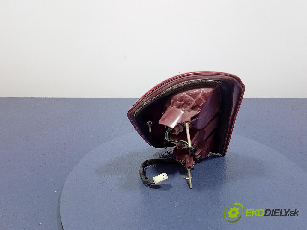 Toyota Rav4 2004 svetlo / reflektor zad Prava: Vonkajsia: 42-32