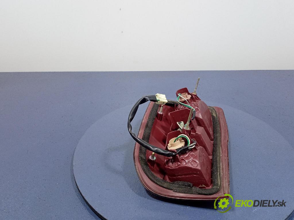 Toyota Rav4 2004 svetlo / reflektor zad Prava: Vonkajsia: 42-32