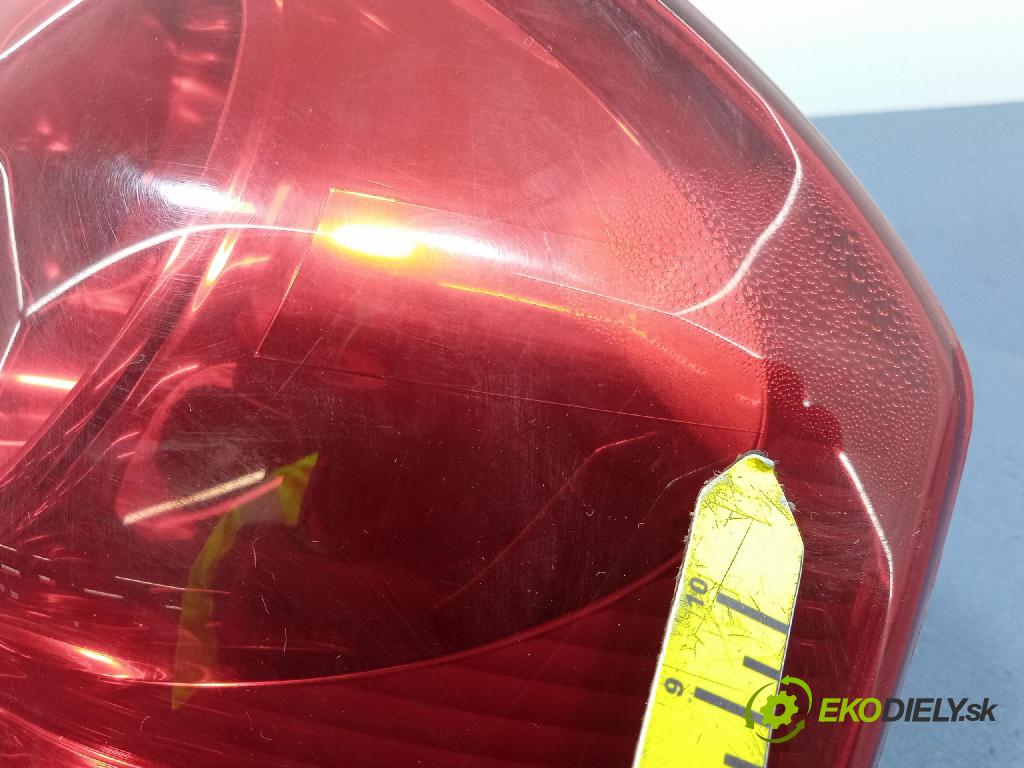 Toyota Rav4 2004 svetlo / reflektor zad Prava: Vonkajsia: 42-32