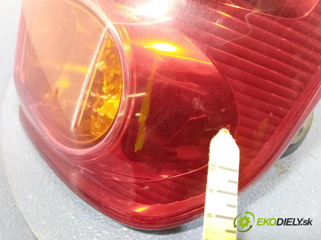 Toyota Rav4 2004 svetlo / reflektor zad Prava: Vonkajsia: 42-32