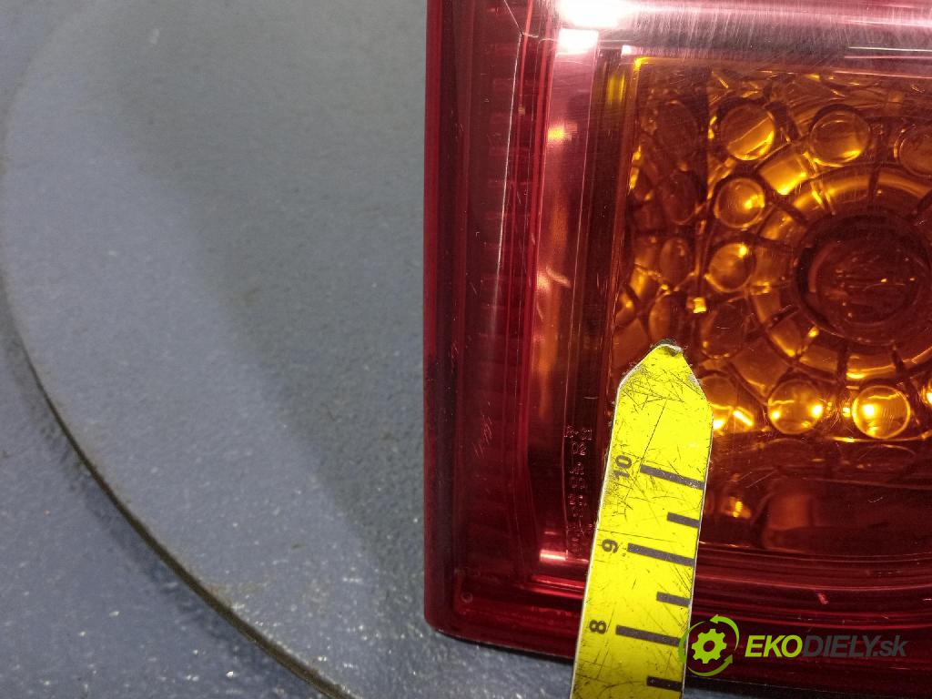 Toyota Rav4 2004 svetlo / reflektor zad Prava: Vonkajsia: 42-32