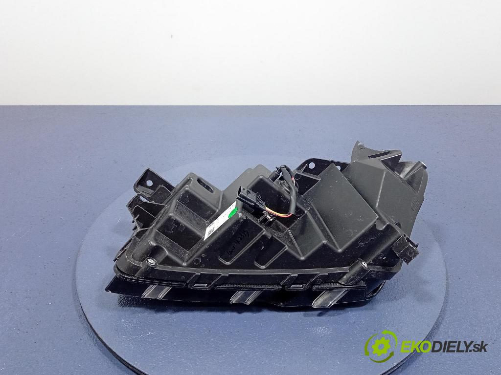 Dacia Spring 0 Reflektor: v pravo: