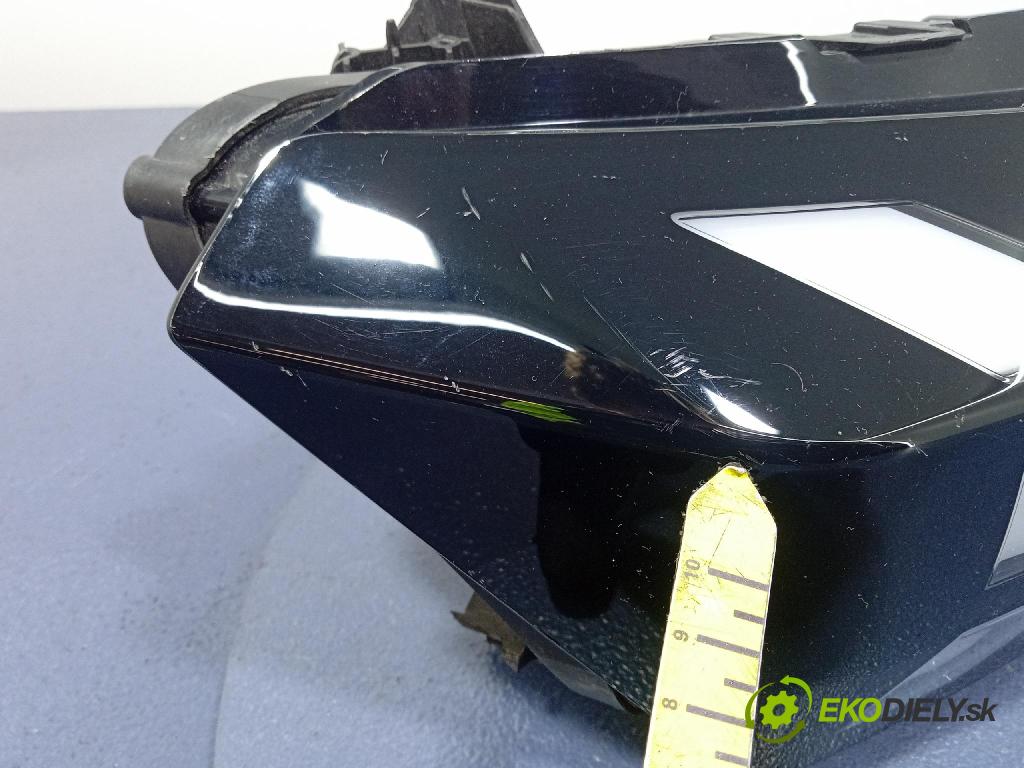 Dacia Spring 0 Reflektor: v pravo: