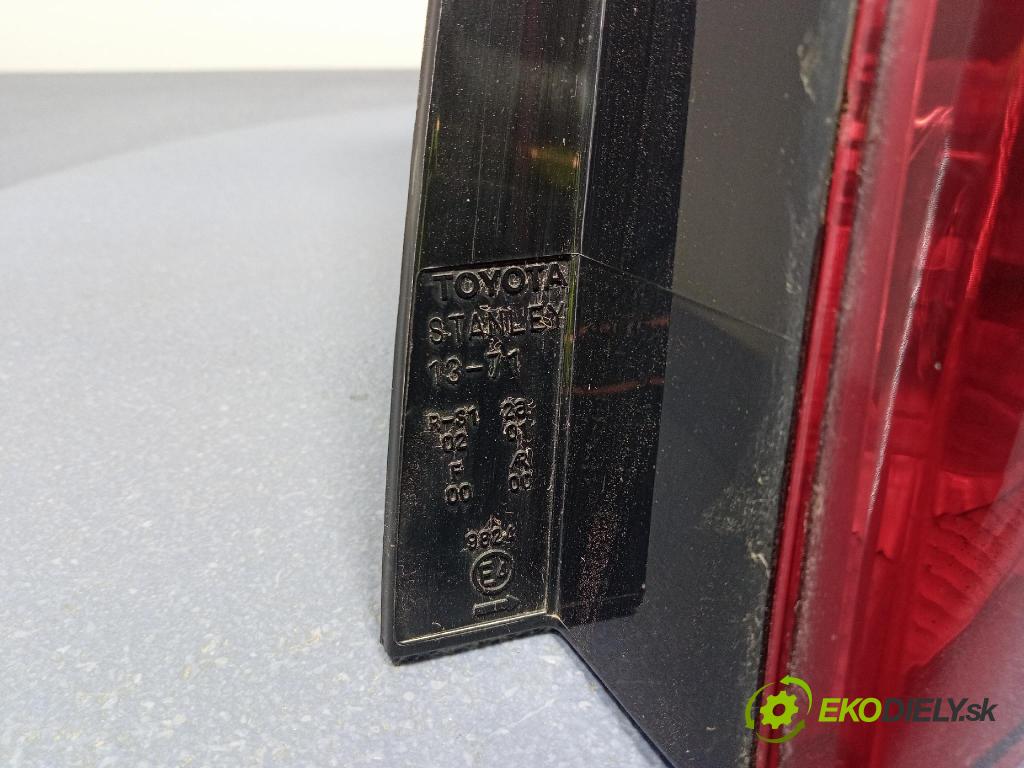 Toyota Corolla verso 2002 svetlo / reflektor zad Prava: Vonkajsia: 13-71