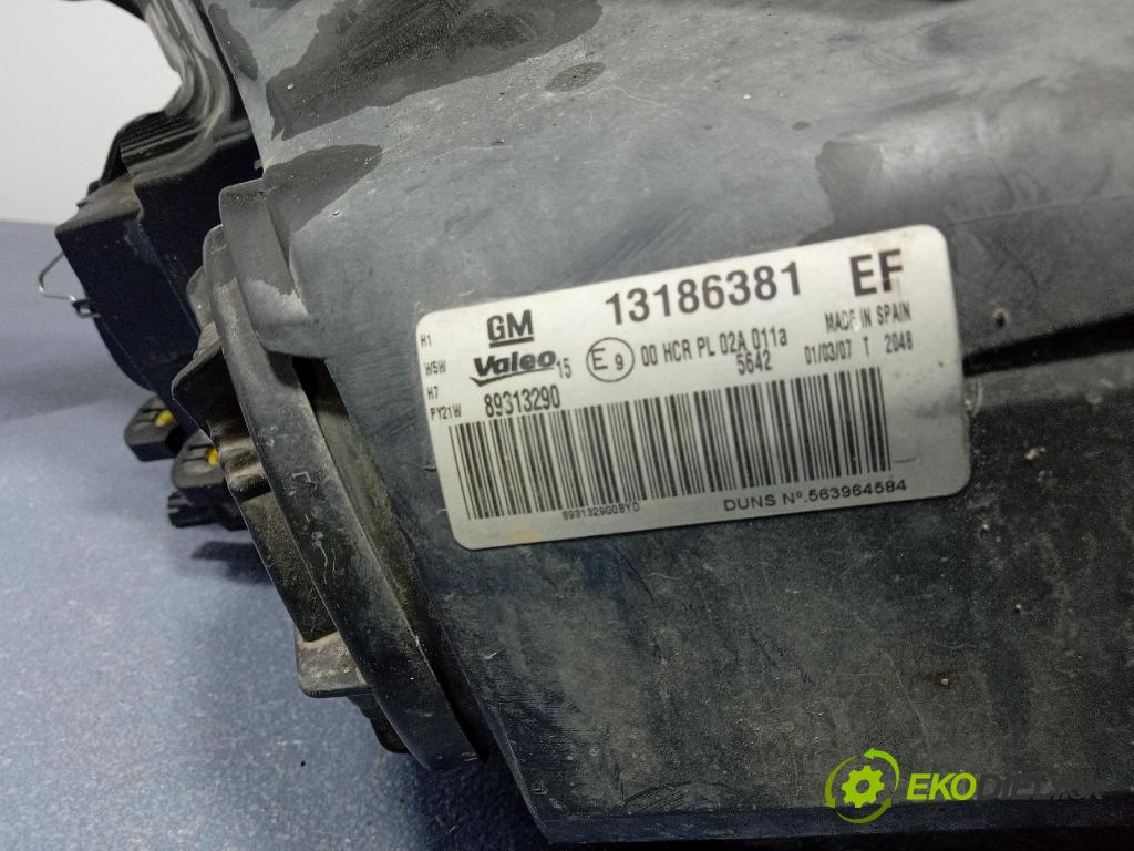 Opel Corsa 2007 Reflektor: Vľavo: 13186381
