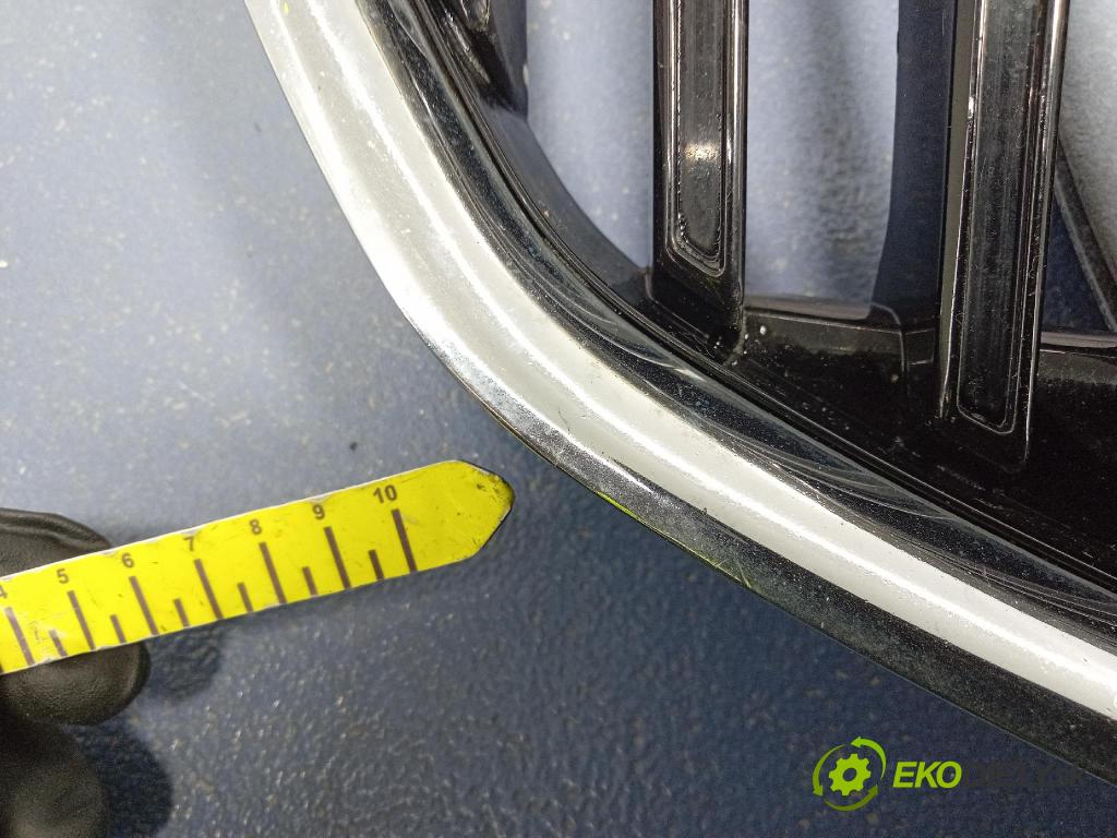 Volvo V40 2016 miežka / Gril: 31424328