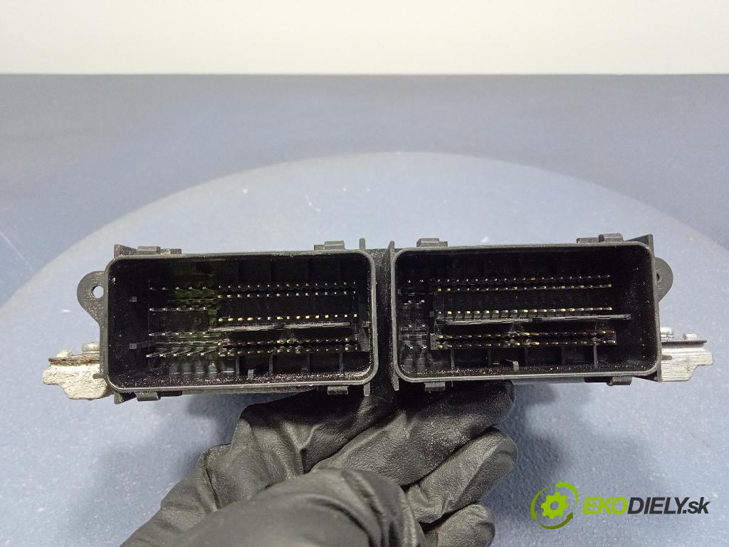 Volvo V40 2016 riadiaca jednotka Motor: 31452623