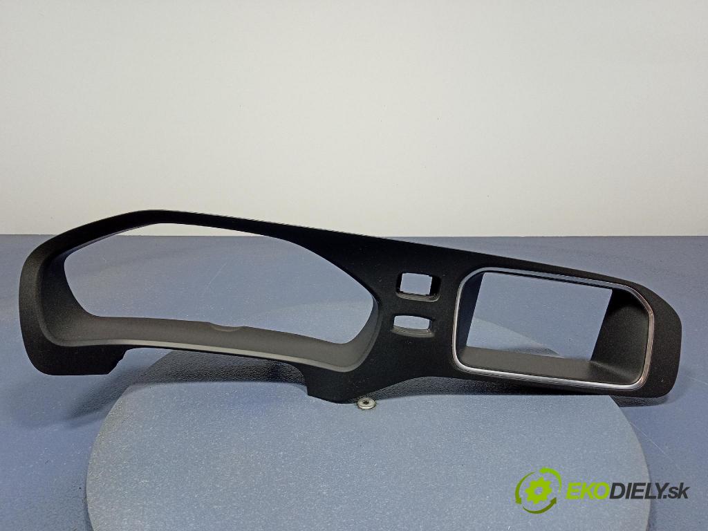 Volvo V40 2016 kryt Plast: Interiéry: 31393363