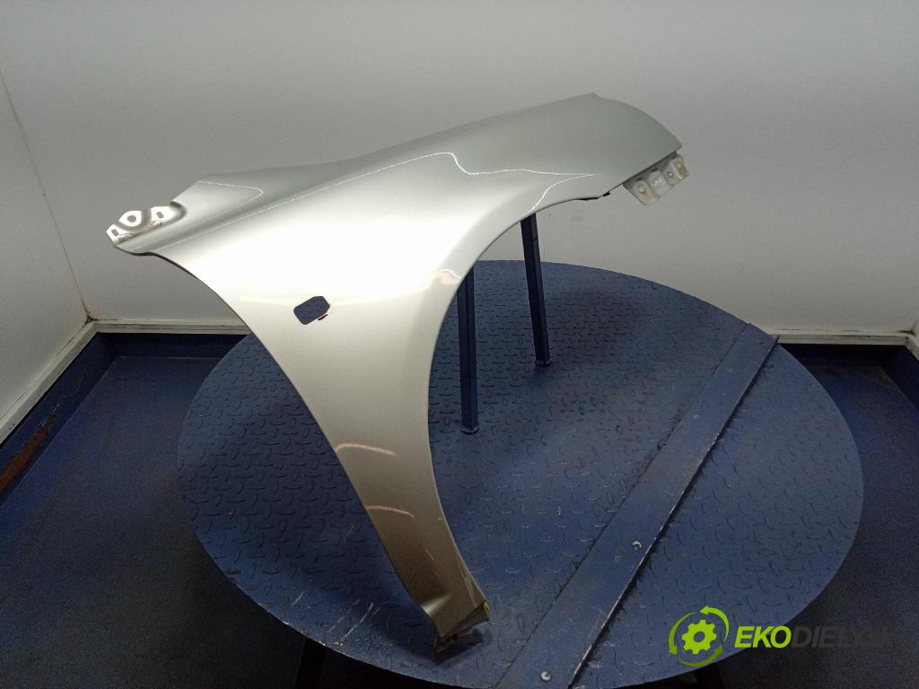 Toyota Avensis 2005 blatník Predné v pravo: