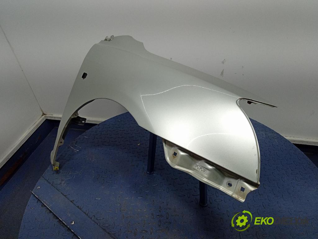 Toyota Avensis 2005 blatník Predné v pravo: