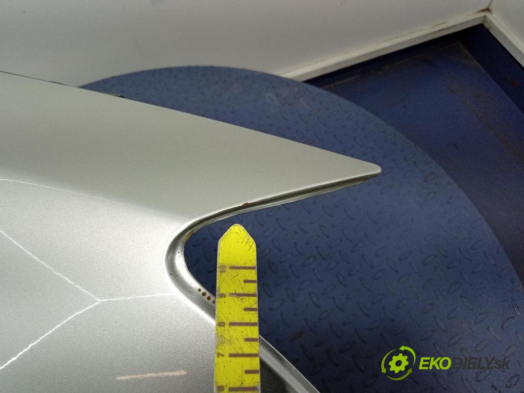 Toyota Avensis 2005 blatník Predné v pravo: