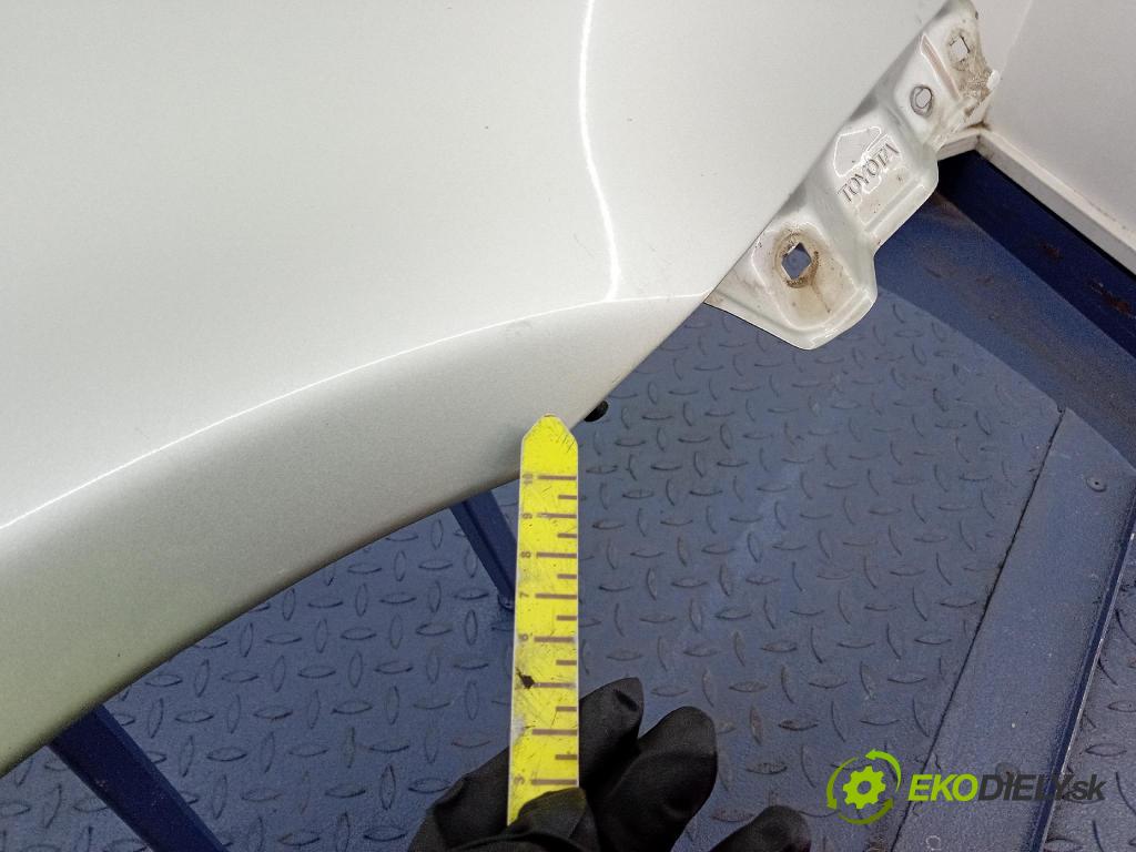 Toyota Avensis 2005 blatník Predné v pravo: