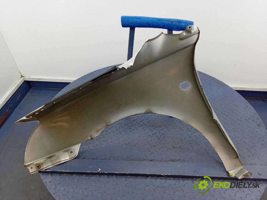 Toyota Avensis 2005 blatník Predné v pravo: