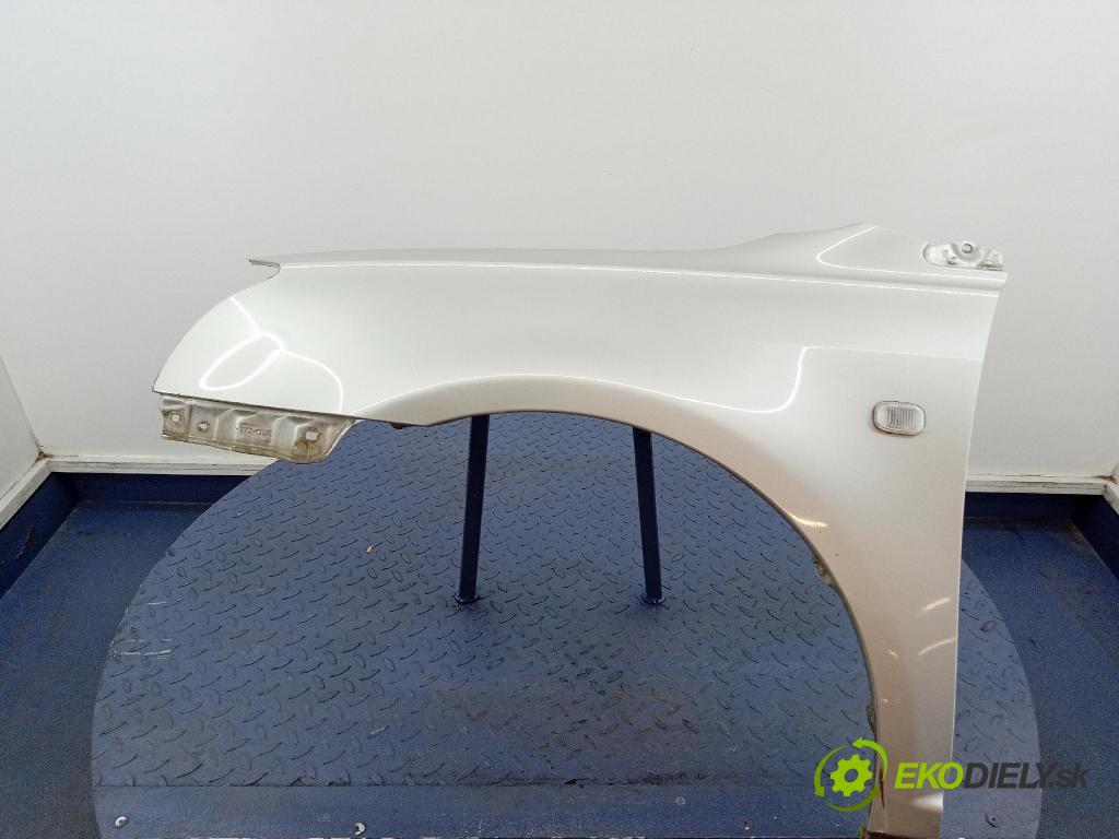 Toyota Avensis 2005 blatník Predné Vľavo: