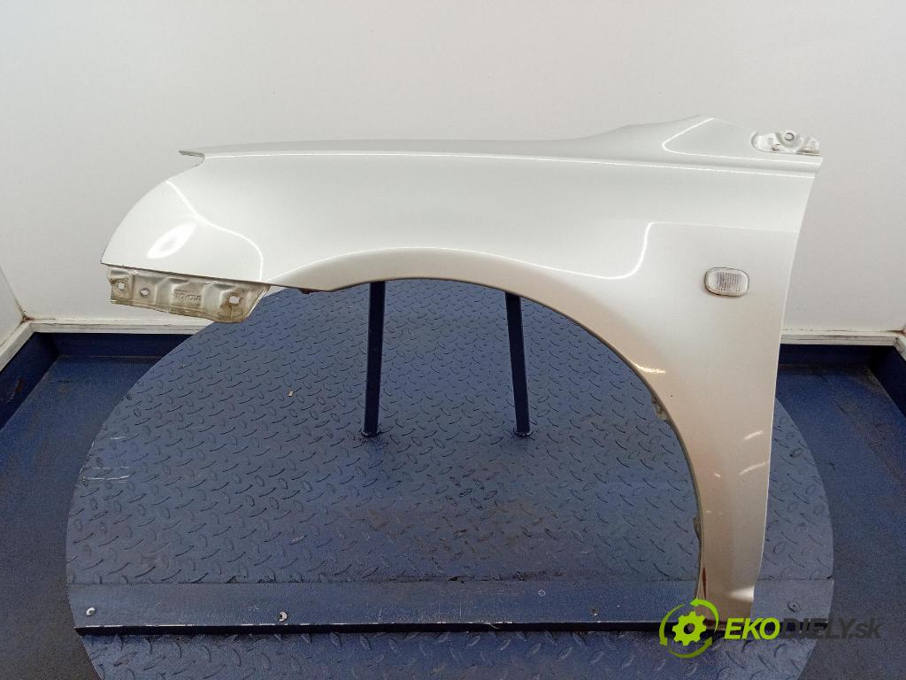 Toyota Avensis 2005 blatník Predné Vľavo: