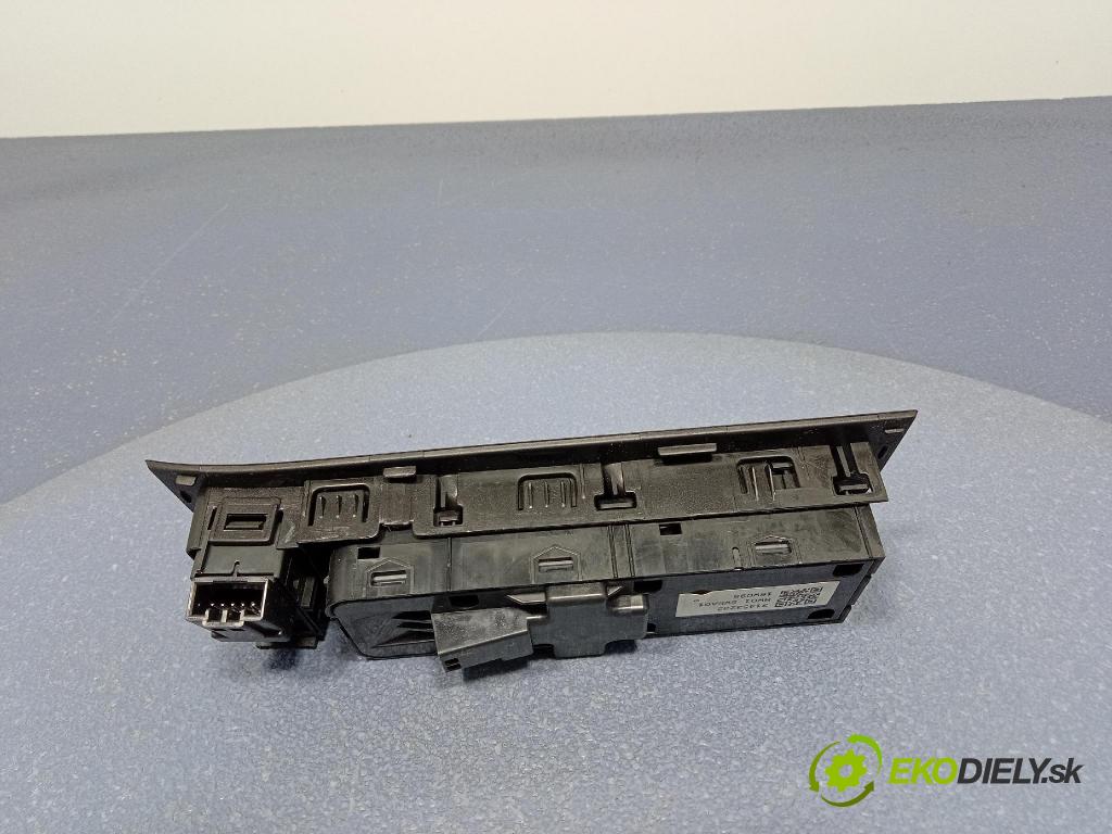 Volvo V40 2016 prepínač Okná: 31453232