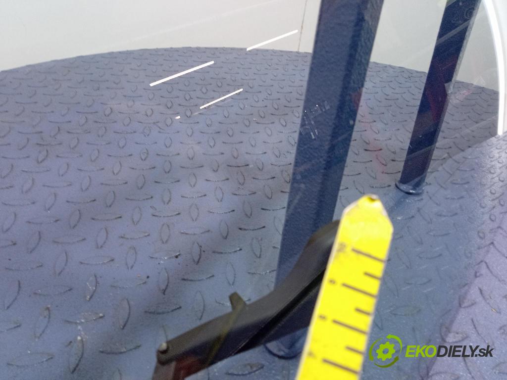 Peugeot 107 2008 sklo dvere zad Prava: 01