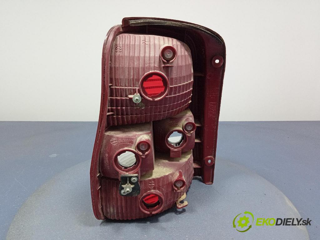 Kia Carnival 2002 svetlo / reflektor zad Prava: Vonkajsia: