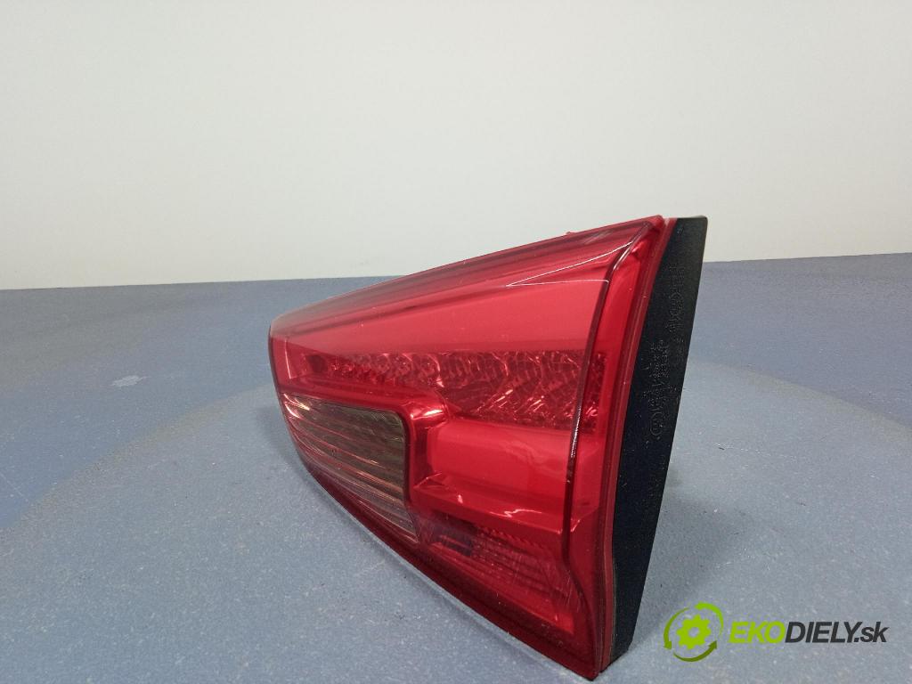 Kia Ceed 2014 svetlo / reflektor zad Prava: Vnútri: 92404-A23