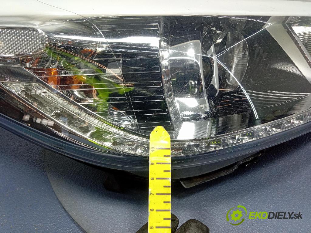 Kia Ceed 2014 Reflektor: v pravo: 92102-A2220