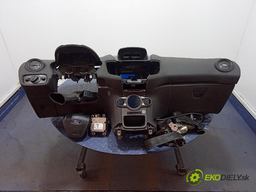 Ford Fiesta 2015 kokpit,pristrojová doska