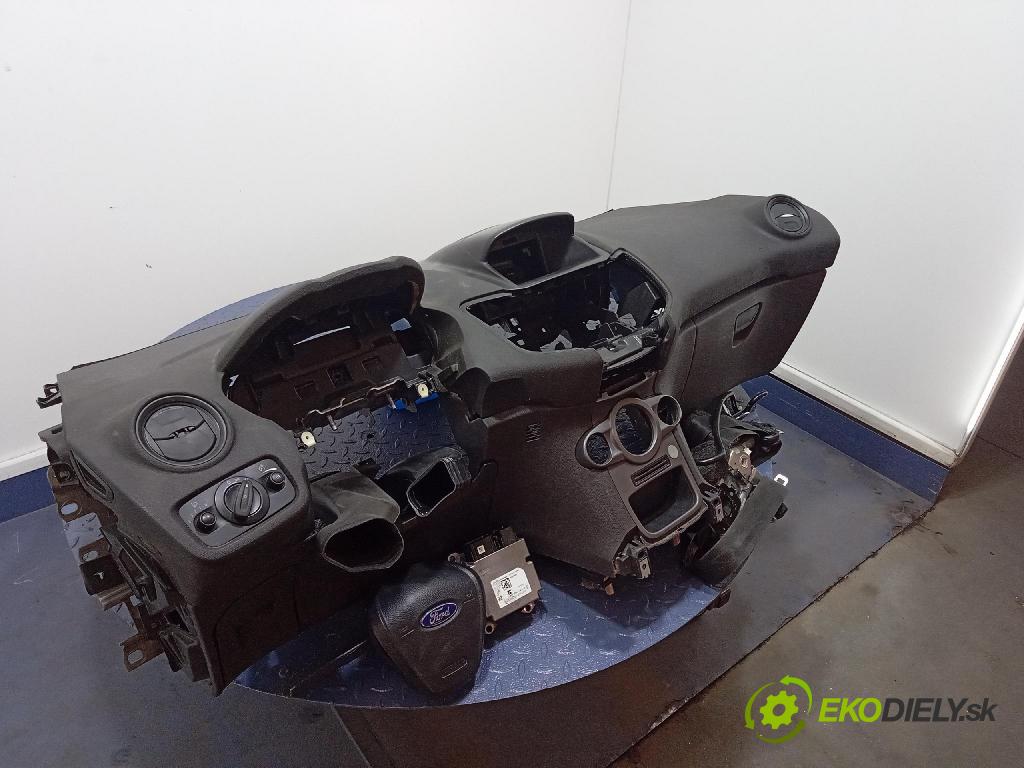 Ford Fiesta 2015 kokpit,pristrojová doska