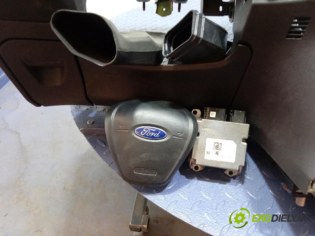 Ford Fiesta 2015 kokpit,pristrojová doska