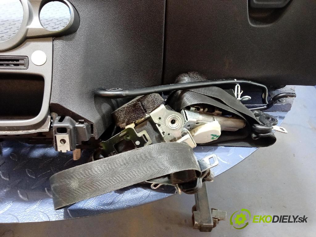 Ford Fiesta 2015 kokpit,pristrojová doska 