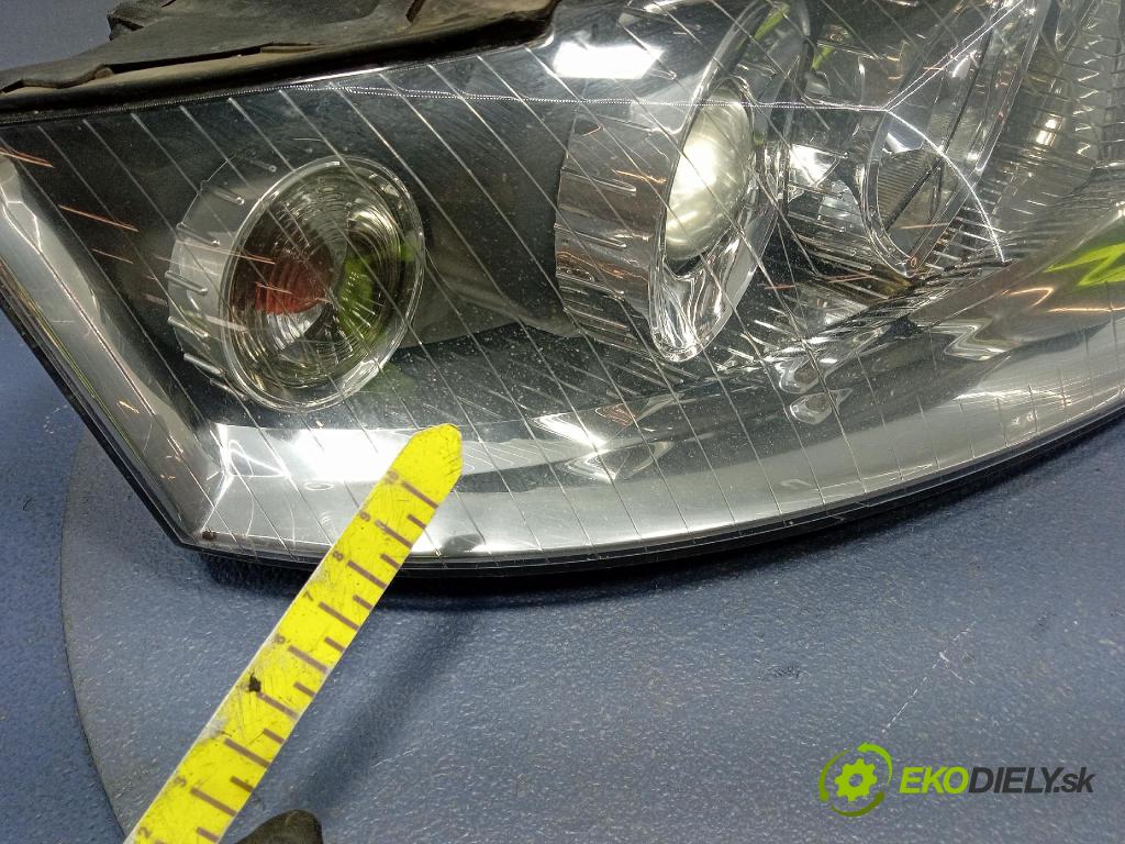 Audi A4 2003 Reflektor: v pravo: 8E0941030C