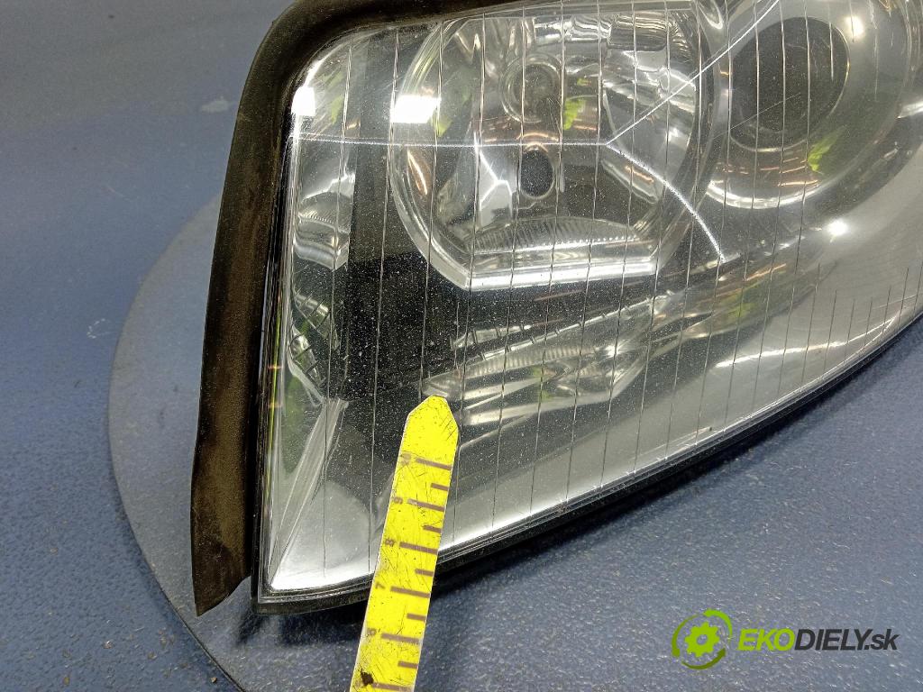 Audi A4 2003 Reflektor: Vľavo: 8E0941029C