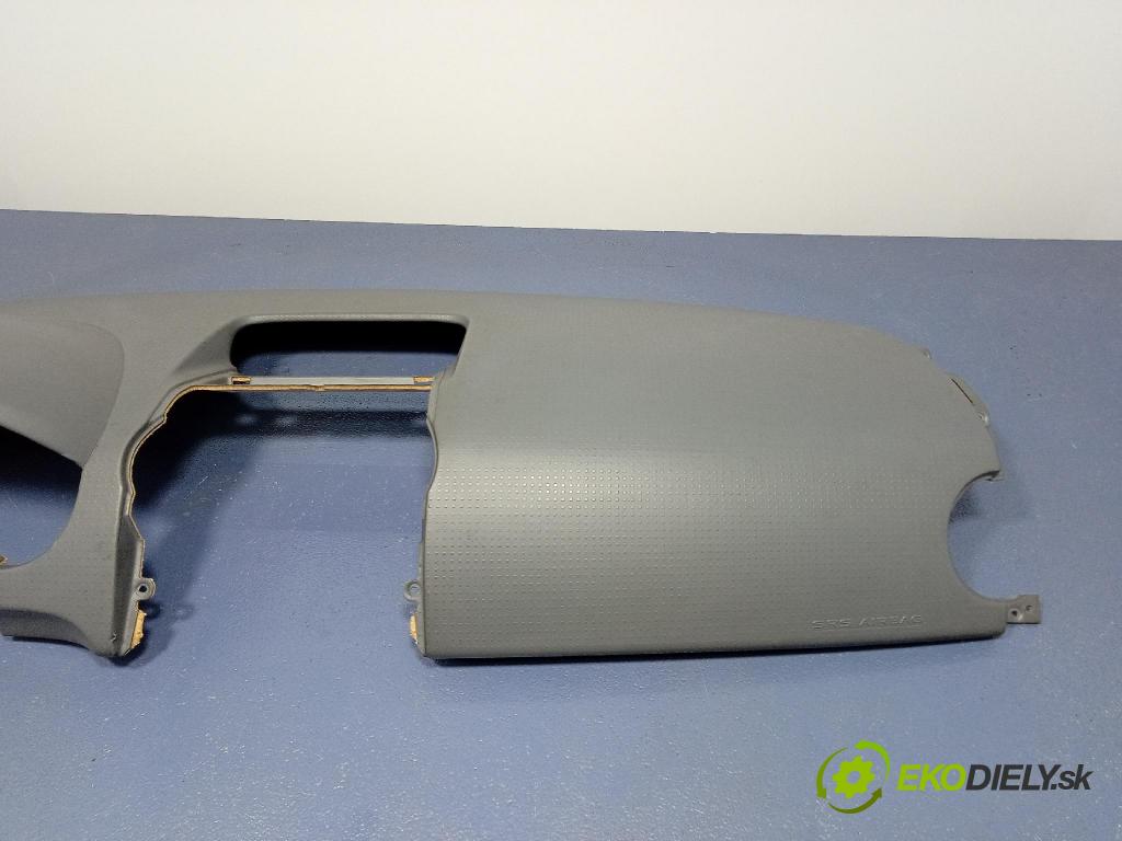 Mitsubishi Colt 2005 kokpit,pristrojová doska 328710HA