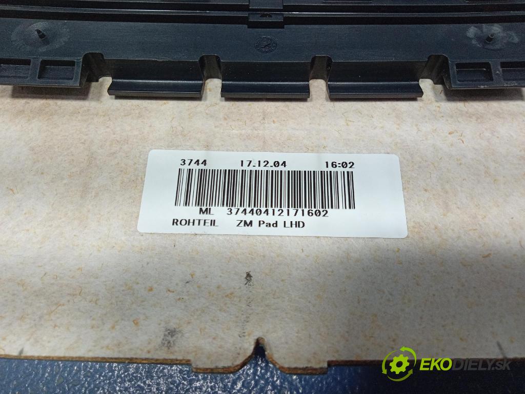 Mitsubishi Colt 2005 kokpit,pristrojová doska 328710HA