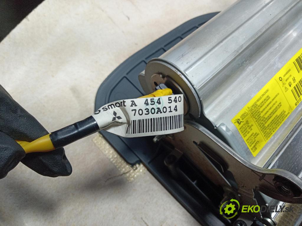 Mitsubishi Colt 2005 kokpit,pristrojová doska 328710HA