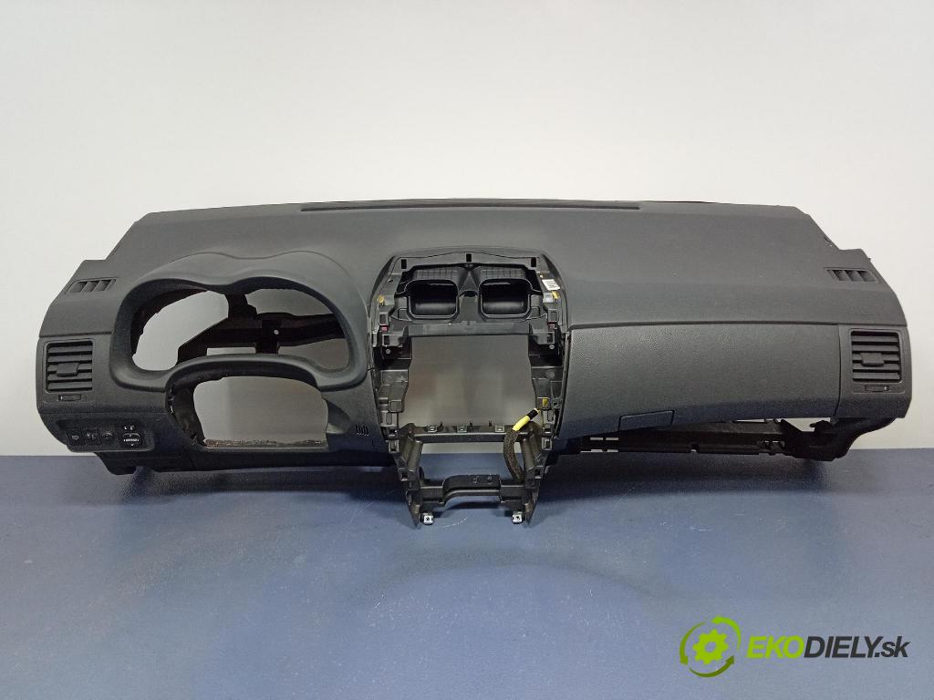 Toyota Corolla 2007 kokpit,pristrojová doska